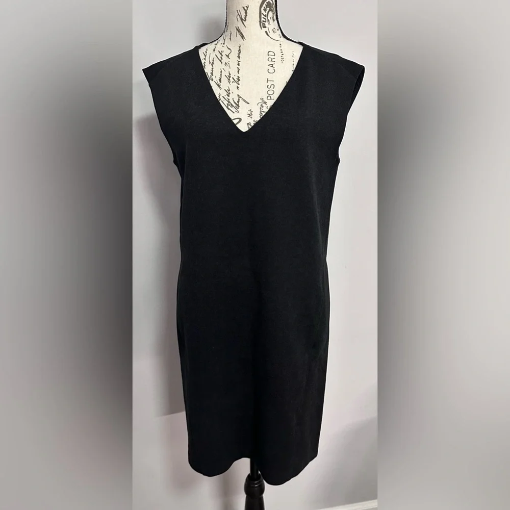 ๐ค Club Monaco V-Neck Top โ Black ๐ค - Picture 7 of 13